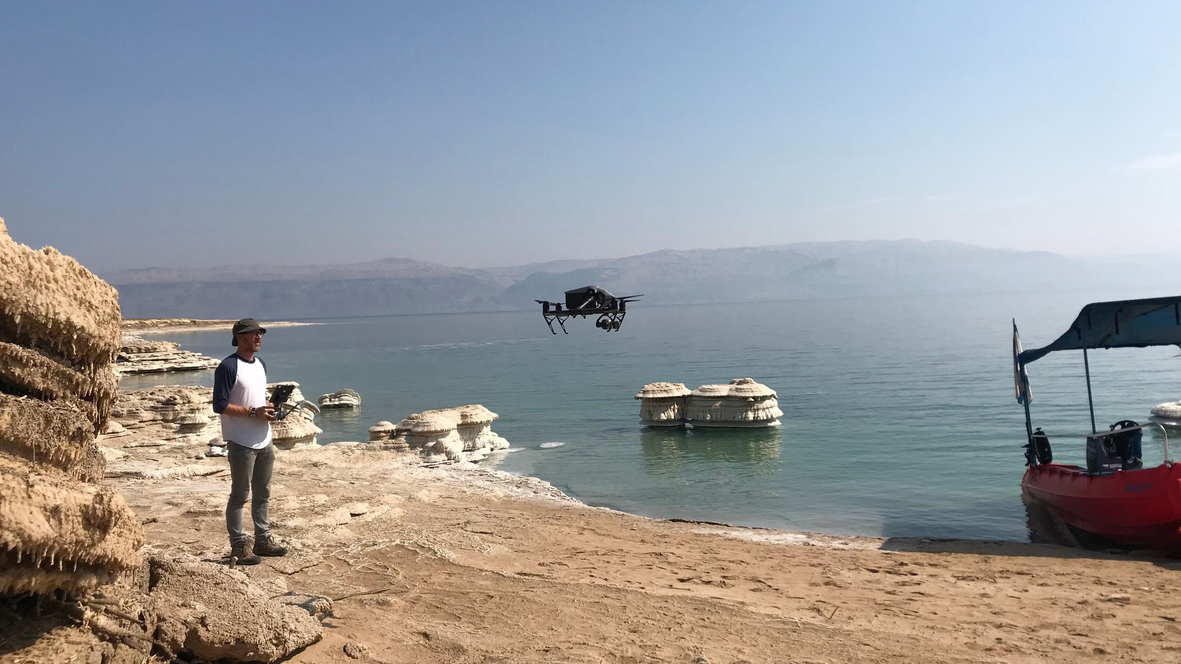 "Zwischen Schalom und Salam - Roadtrip durchs Heilige Land": ZDF-Kameramann mit Drohne am Ufer des Toten Meers.