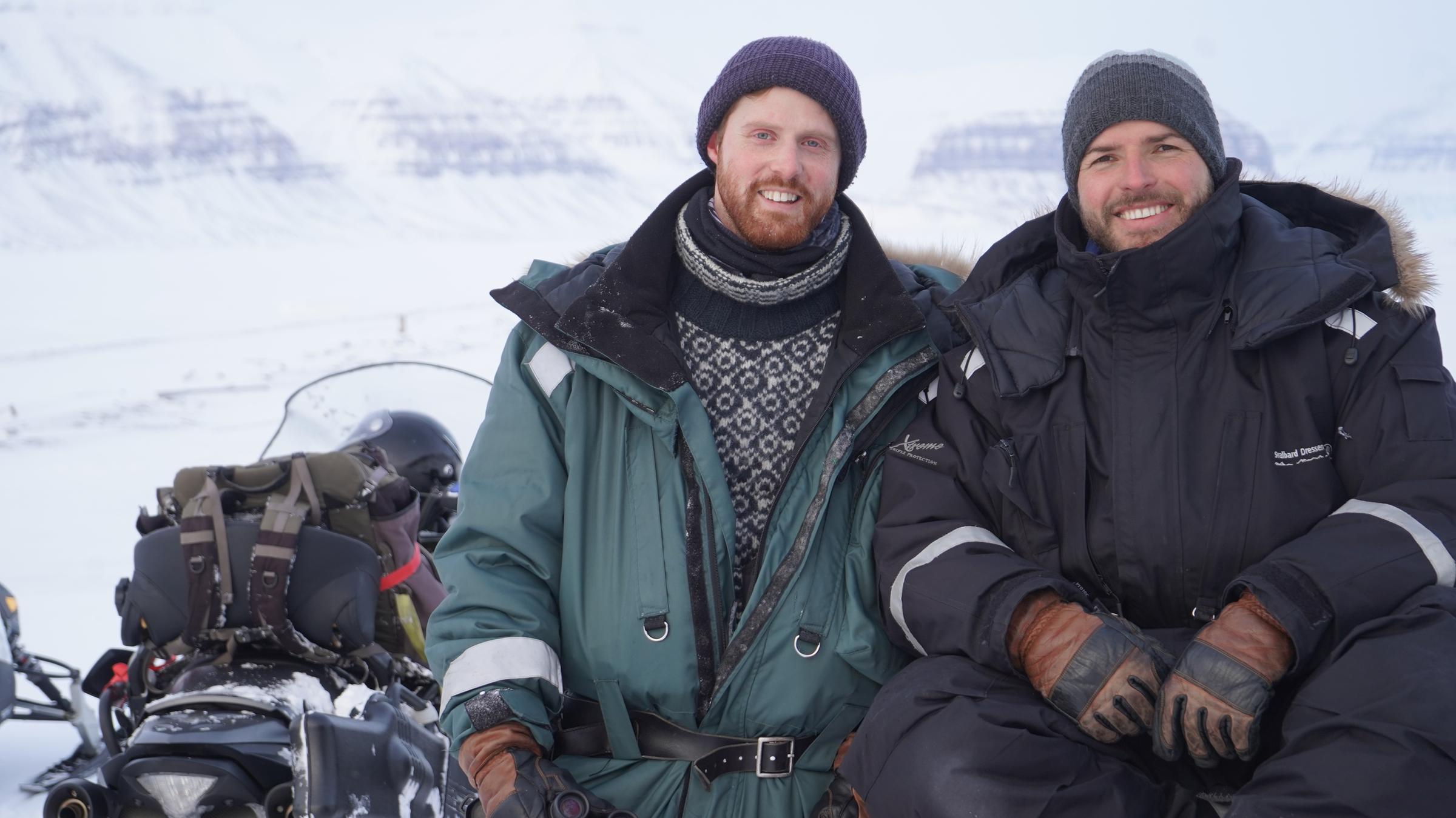 "Ausgerechnet Norwegen - Leben zwischen Fjorden und Gletschern":  Marcel Schütz und Christian Brutte vor ihren Skibobs.