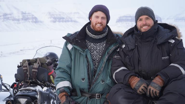 "Ausgerechnet Norwegen - Leben zwischen Fjorden und Gletschern":  Marcel Schütz und Christian Brutte vor ihren Skibobs.