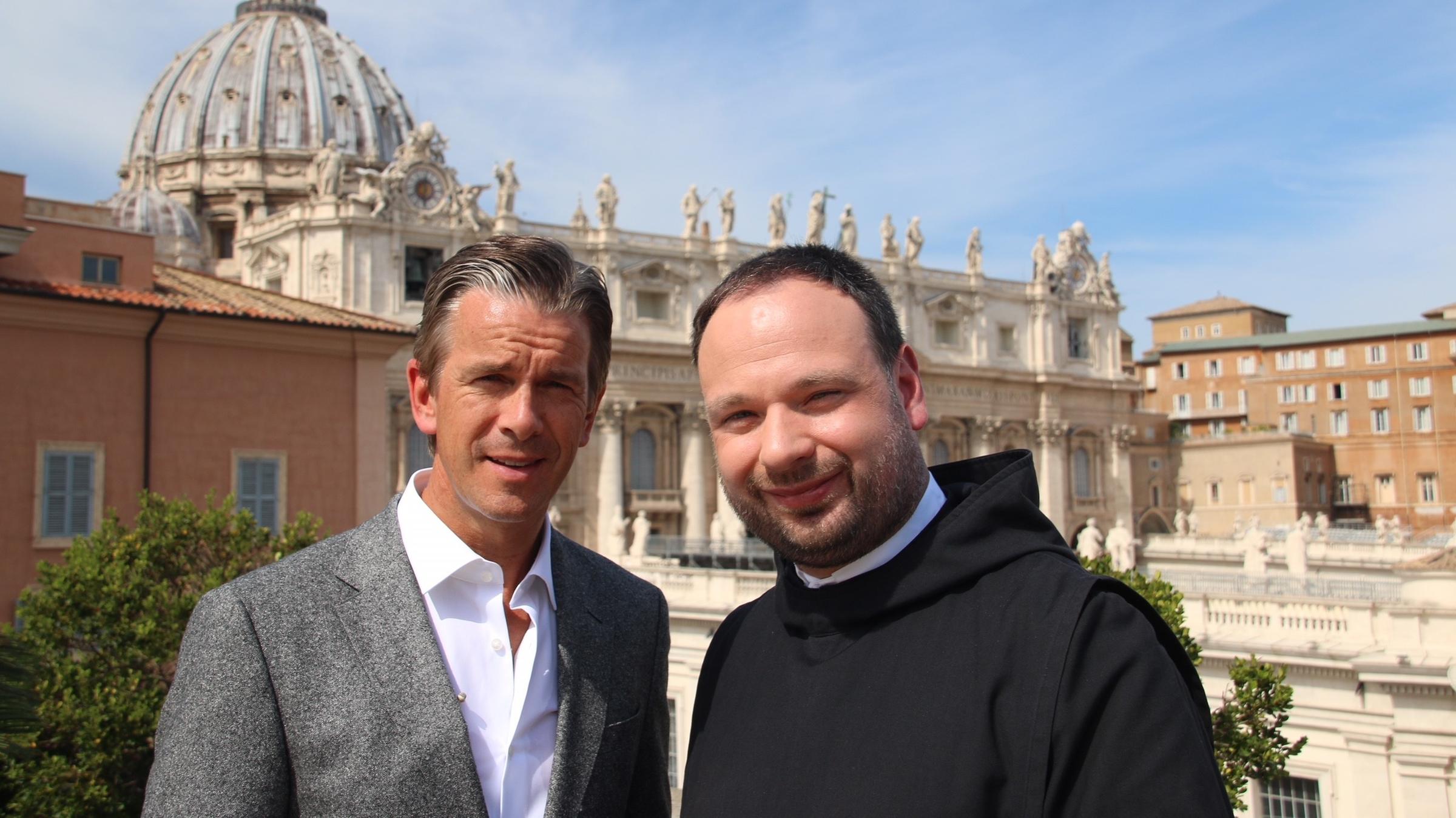 "Mit Markus Lanz in der ewigen Stadt": Im Vordergrund steht Markus Lanz und neben ihm Pater Nikodemus. Im Hintergrund sieht man die Kuppel des Petersdoms.