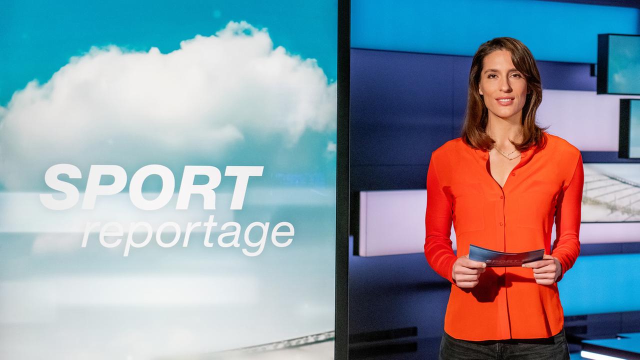 Andrea Petkovic steht vor der Studiokulisse der ZDF SPORTreportage