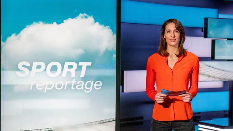 Andrea Petkovic steht vor der Studiokulisse der ZDF SPORTreportage