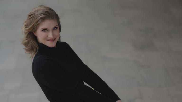 "Land des Lächelns - Silvesterkonzert aus der Semperoper": Die Sopranistin Jane Archibald in einem schwarzen Pullover.
