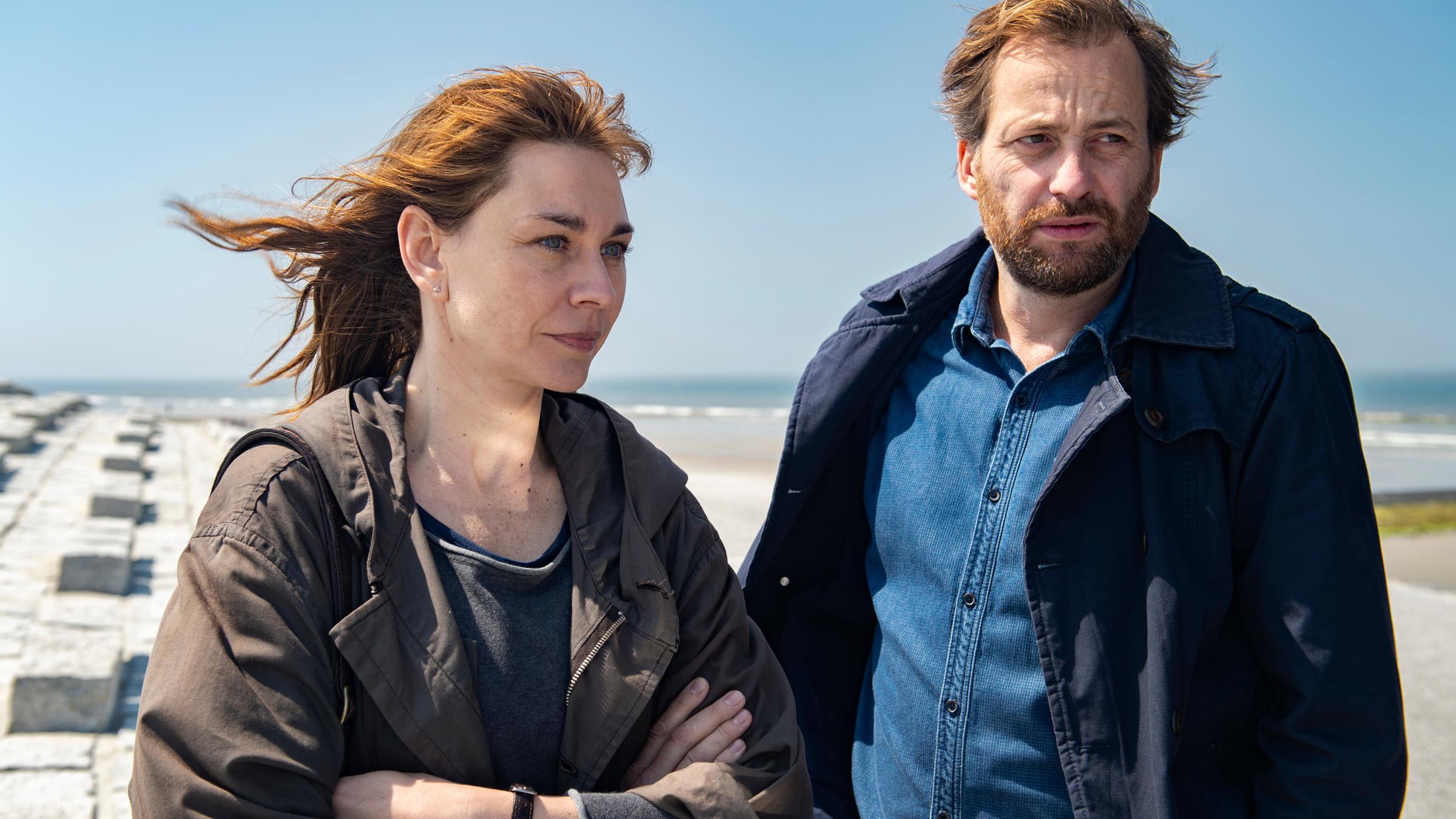 "Ostfriesensünde": Ann-Kathrin Klaasen (Christiane Paul) und Frank Weller (Christian Erdmann) stehen nebeneinander mit windzerzausten Haaren im Freien.