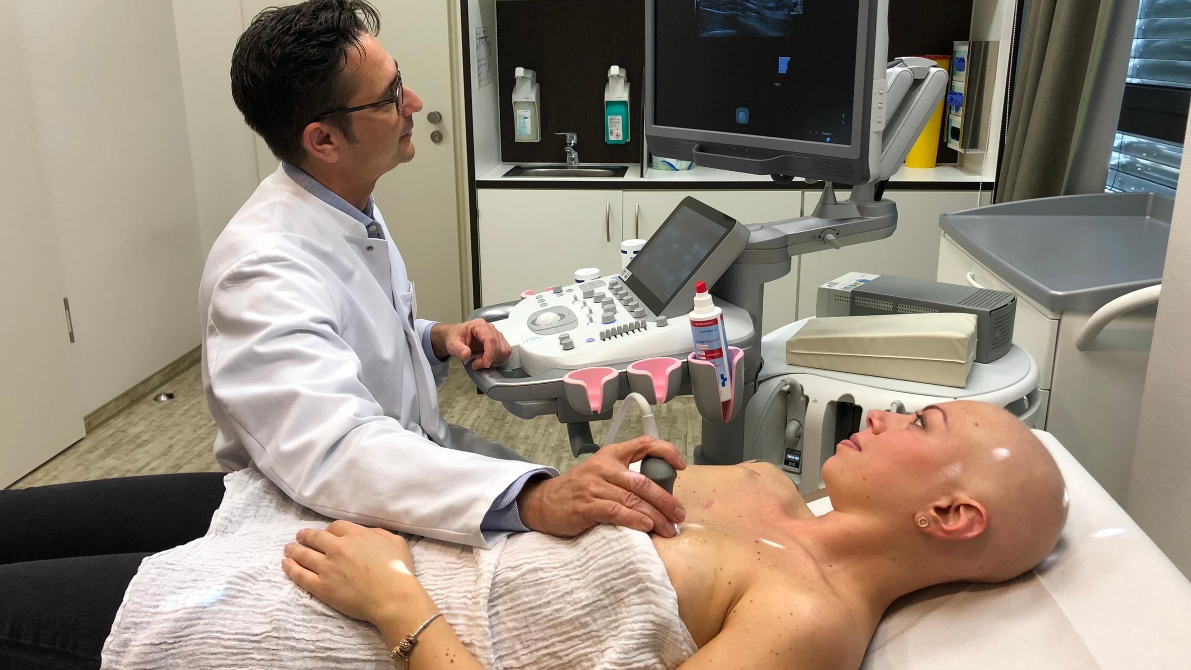 "plan b: Gewonnene Jahre - Neue Therapien gegen Krebs": Janis Reuter liegt bei Prof. Dr. Sherko Kümmel auf der Untersuchungsliege. Sie wird mit Ultraschall untersucht.