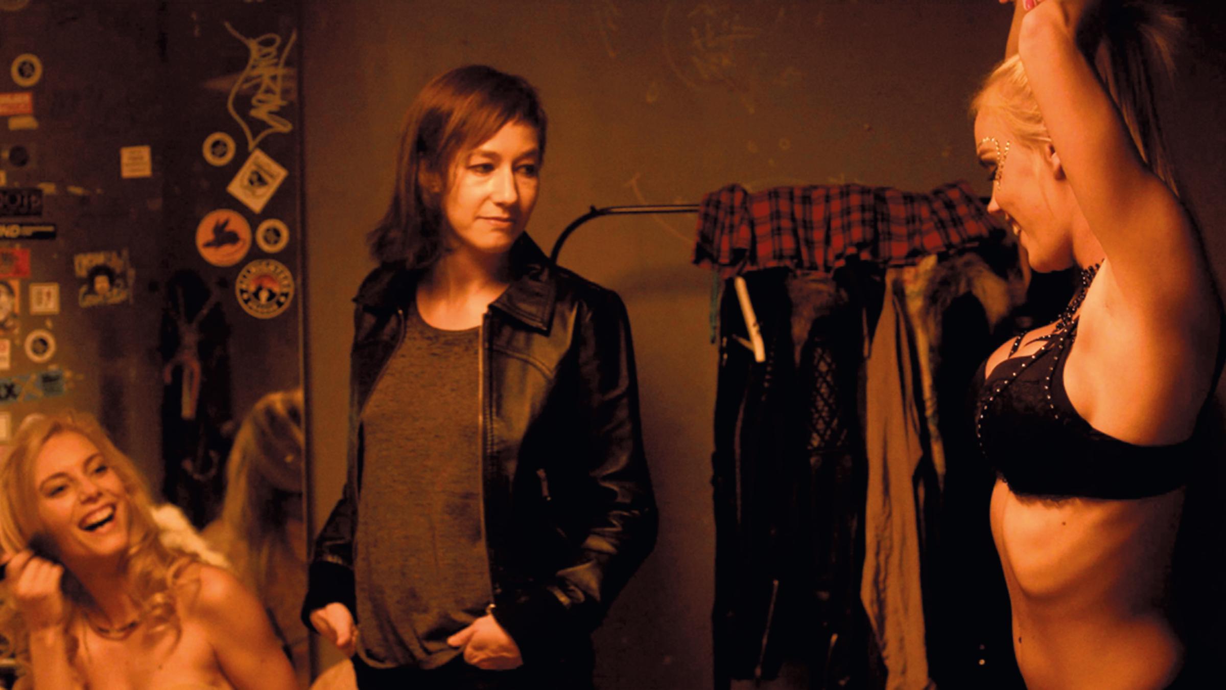 "Freiheit": Nora (Johanna Wokalek) besucht ihre neue Freundin Etela (Andrea Szabová) im Backstage-Bereich eines Strip-Clubs