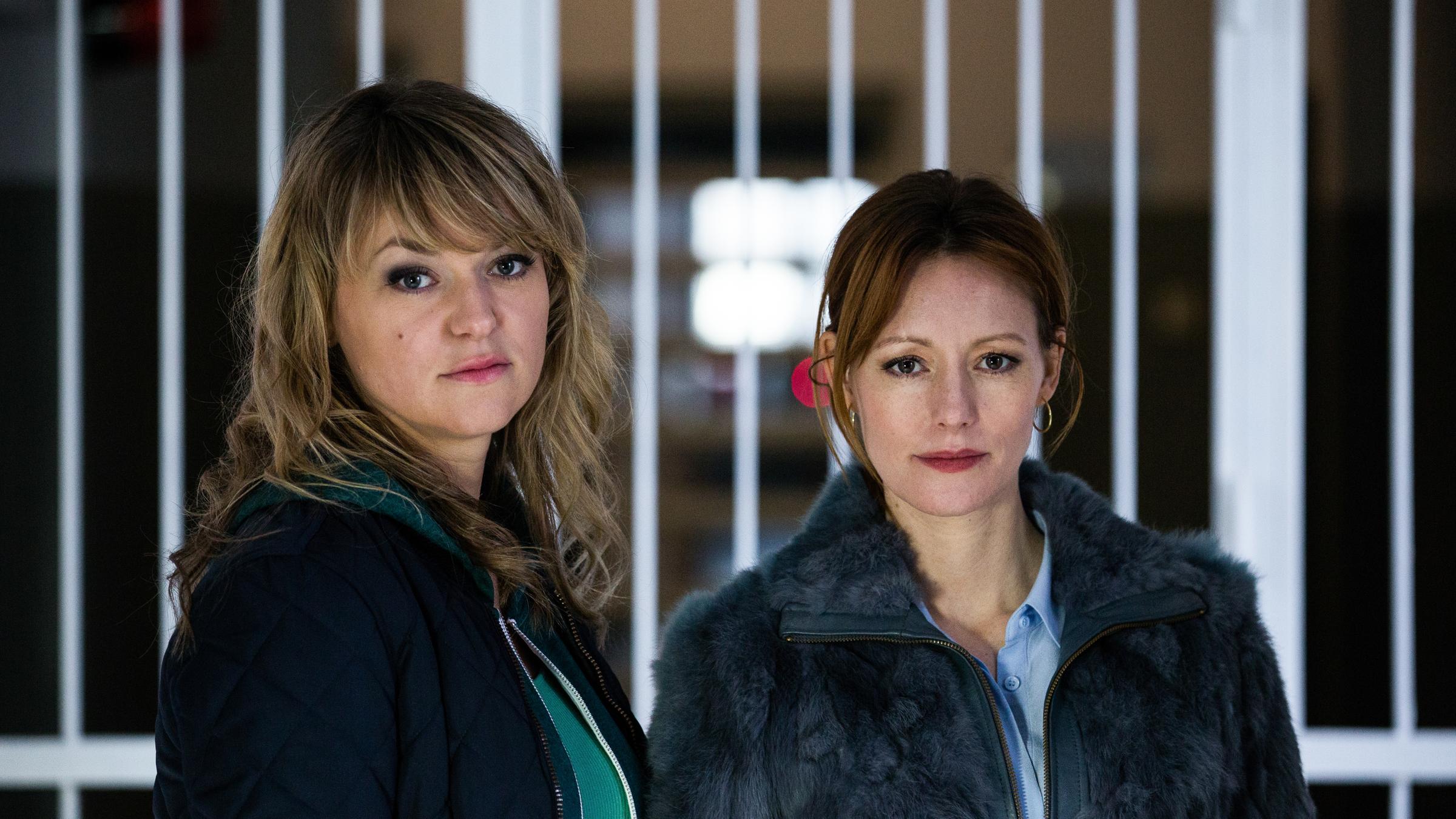 "Kommissarin Heller - Herzversagen": Kommissarin Heller (Lisa Wagner) und LKA-Beamtin Voigt (Lavinia Wilson) schauen in die Kamera.
