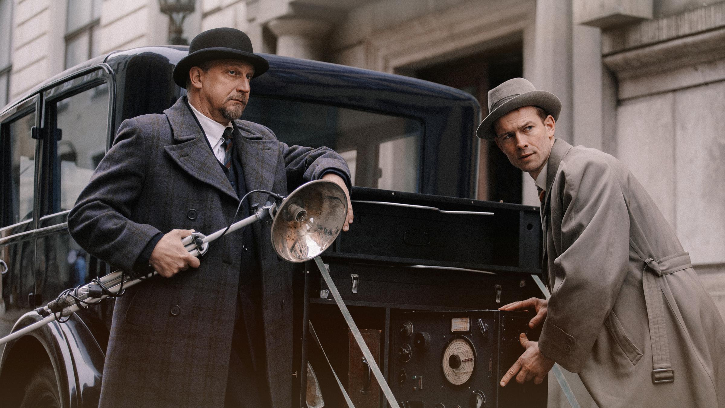 "Terra X: Ein Tag in Berlin 1926": Kommissare Max Schreiber und Fritz Kiehl beladen ein Fahrzeug (Matthias Komm, links, Christian Clauß, rechts).