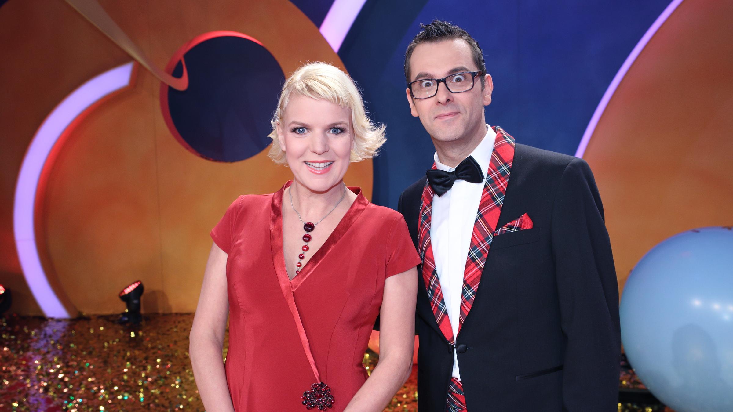 "Karnevalissimo": Mirja Boes und Marc Metzger stehen nebeneinander auf der Bühne und schauen in die Kamera.