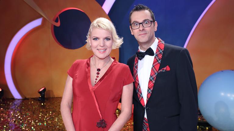 "Karnevalissimo": Mirja Boes und Marc Metzger stehen nebeneinander auf der Bühne und schauen in die Kamera.