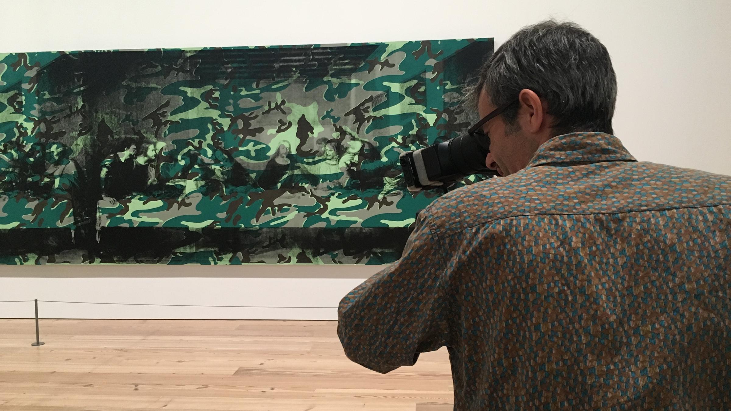"Andy Warhol - Name. Marke. Visionär": Kameramann vor dem Gemälde von Andy Warhol „Last Supper“ (1986)