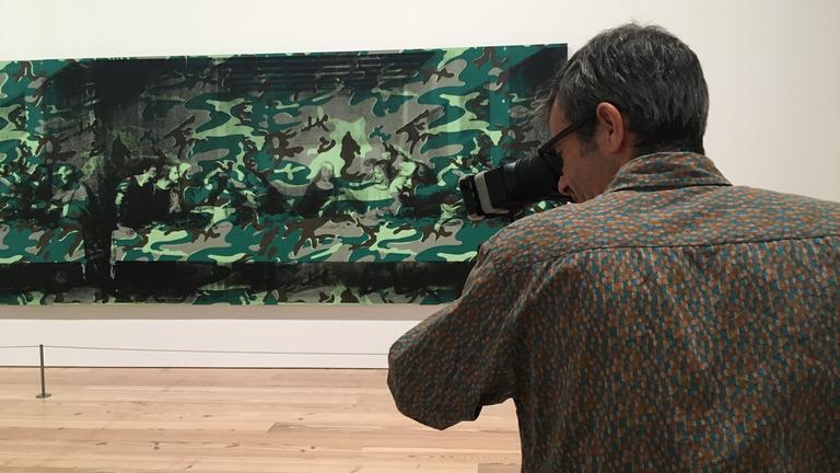 "Andy Warhol - Name. Marke. Visionär": Kameramann vor dem Gemälde von Andy Warhol „Last Supper“ (1986)