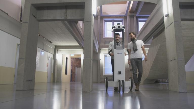 "plan b: Gut gegründet - Wie Start-ups erfolgreich werden": Robert Huitl und Sebastian Hilsenbeck laufen mit ihrem Hightech-Scanner durch die TU München.