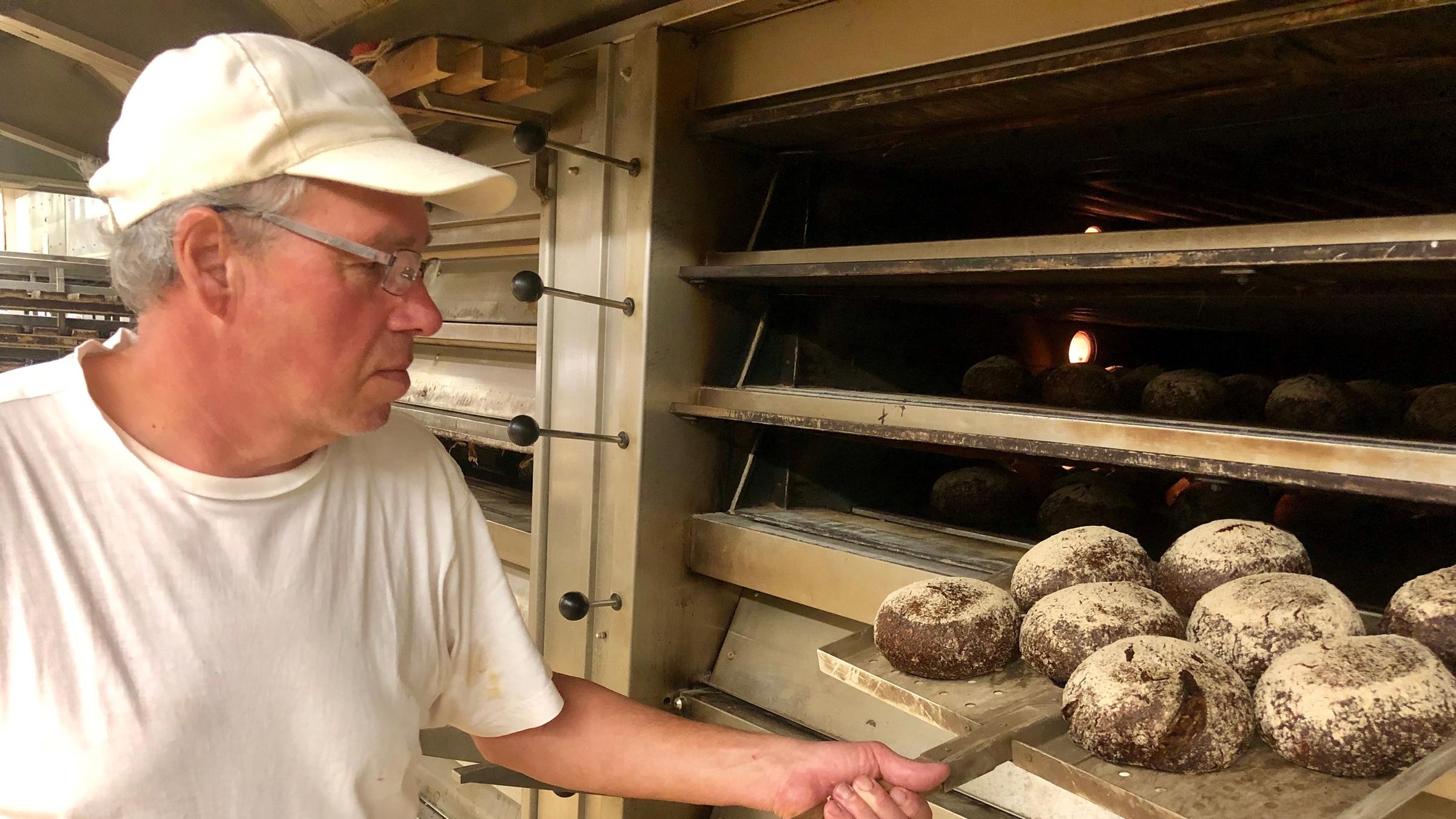 "ZDF.reportage Reicht die Rente? - Was vom Arbeitsleben übrig bleibt": Die Bäckerei Hinkel in Düsseldorf. Günther D. schiebt Brote in einen Ofen.