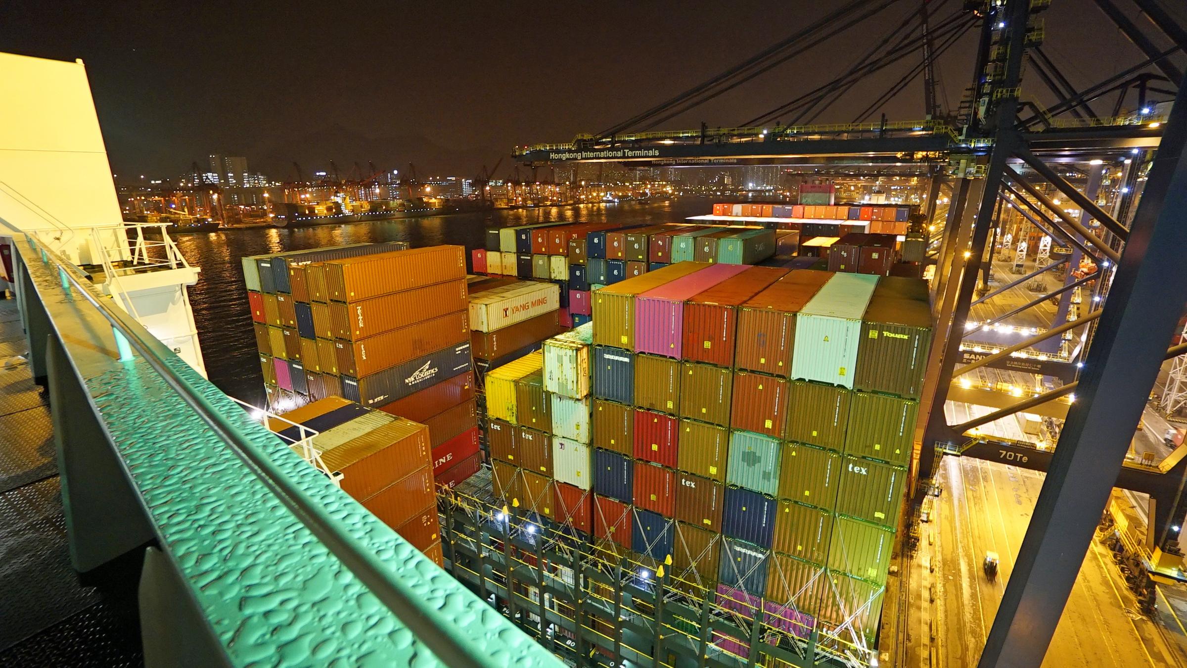  "Die neue Seidenstraße - Chinas Griff nach Westen (1)": Blick auf die Container eines riesigen Containerschiffes bei Nacht.