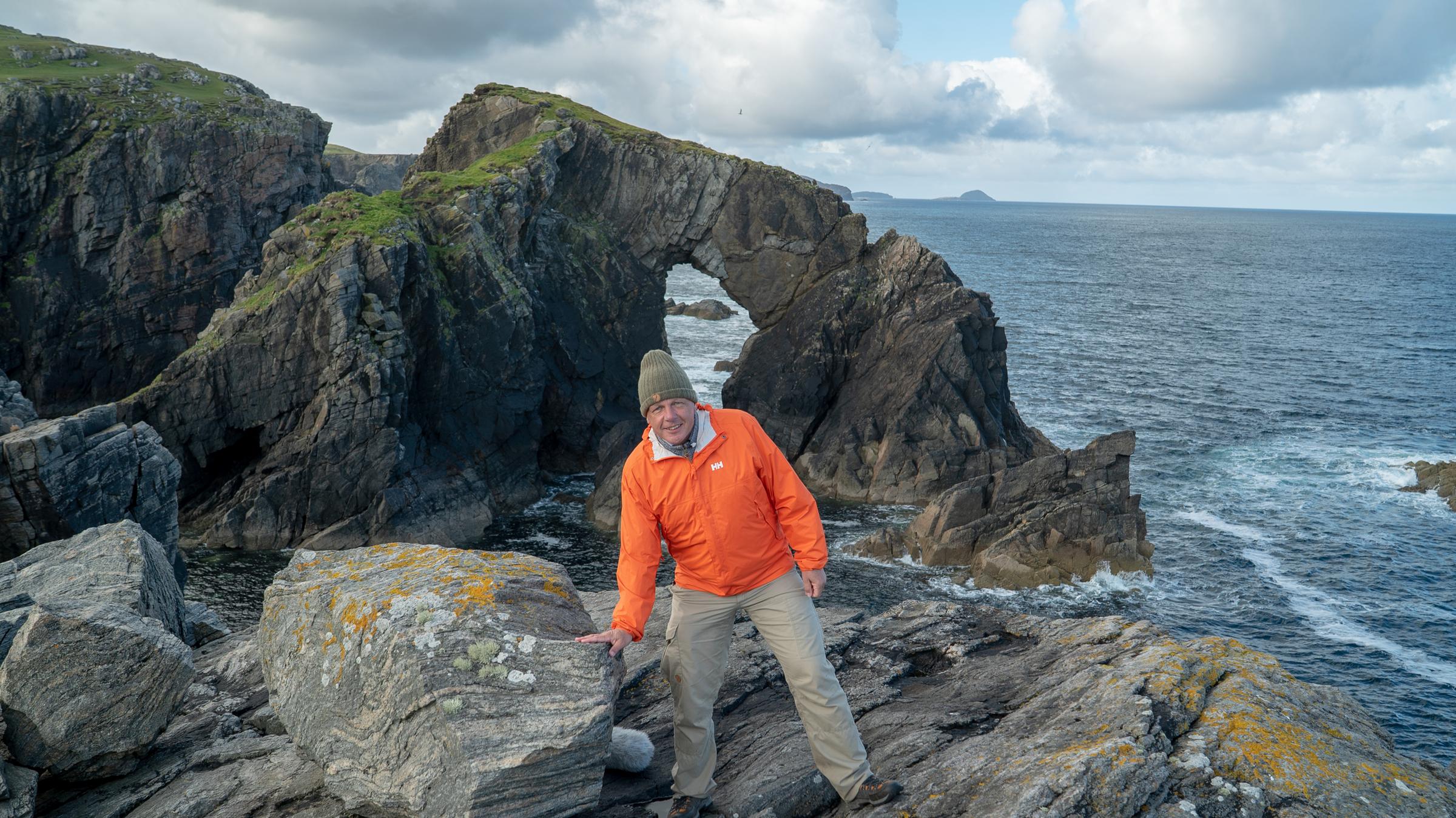 "Terra X: Expedition Europa: Die Geburt des Kontinents": Colin Devey untersucht die ältesten Gesteine Europas auf der Insel Lewis.