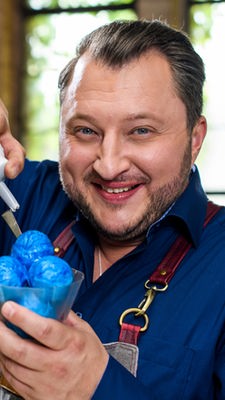 "Die Tricks der Lebensmittelindustrie - Tütensuppen, Kochschinken & Co.": Sebastian Lege mit blau eingefärbtem Speiseeis.