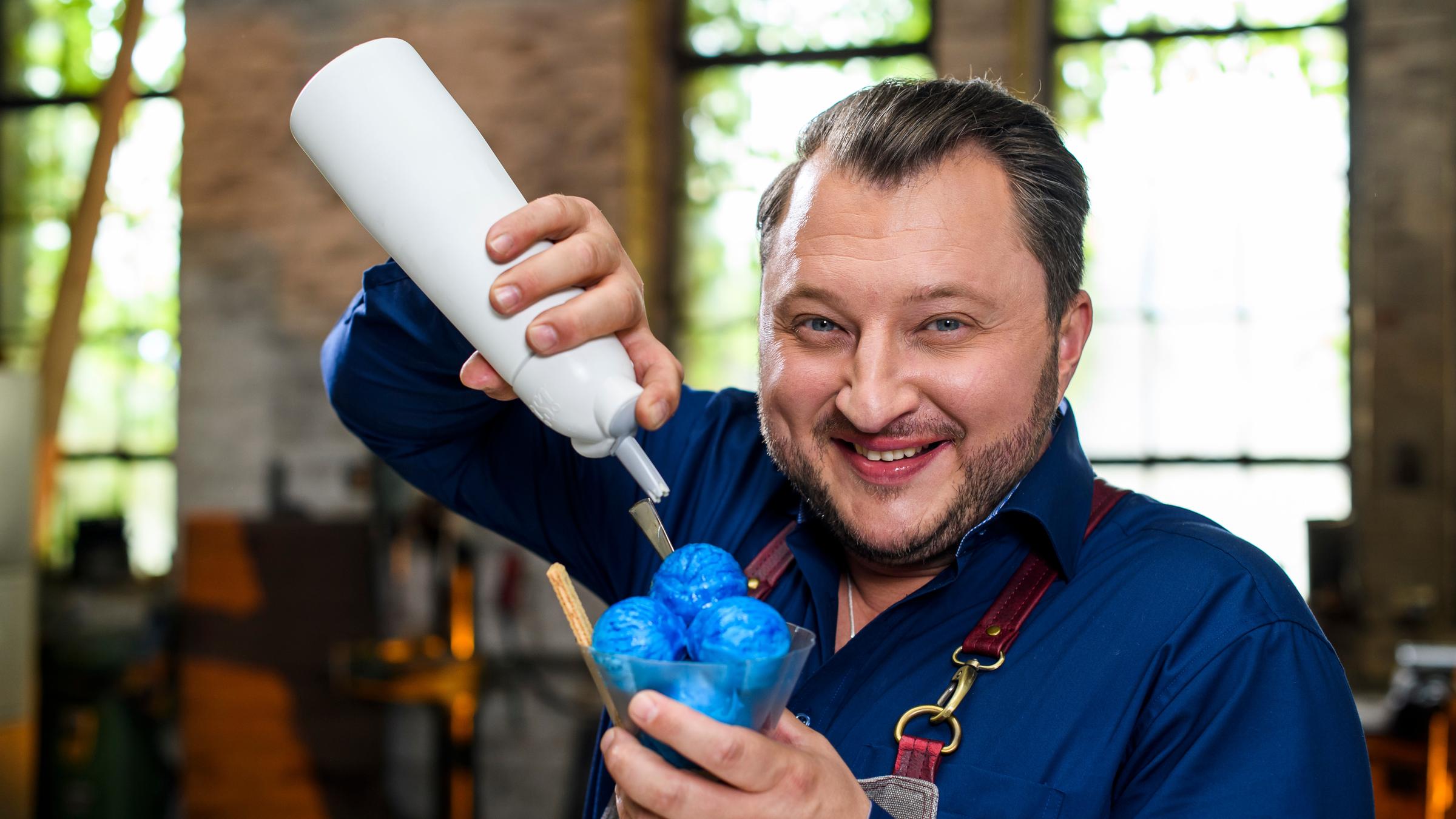 "Die Tricks der Lebensmittelindustrie - Tütensuppen, Kochschinken & Co.": Sebastian Lege mit blau eingefärbtem Speiseeis.