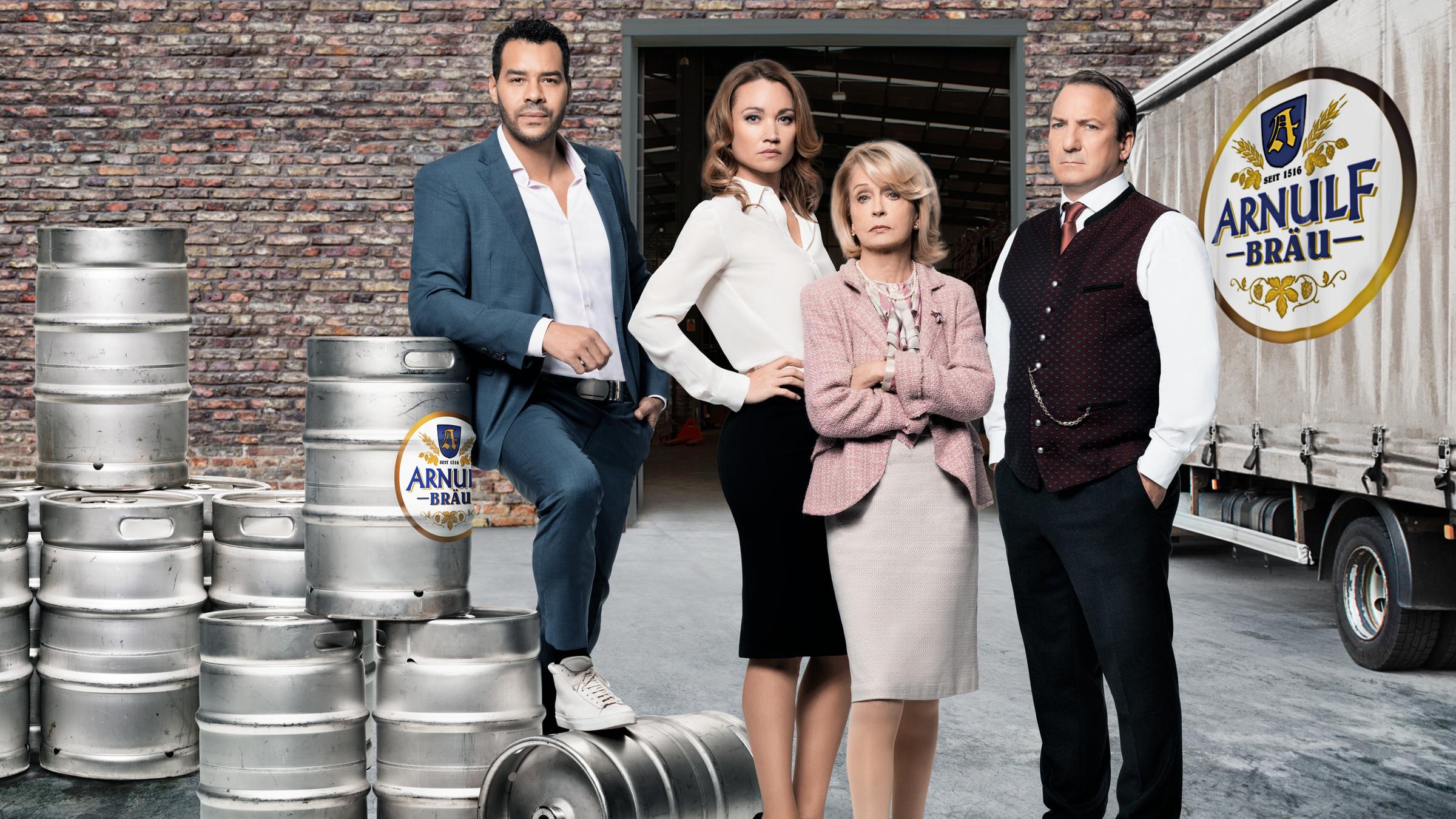 "Bier Royal - Titelmotiv": Dan Dawson (Michael Klammer), Vicky Dawson (Lisa Maria Potthoff), Gisela Hofstetter (Gisela Schneeberger), Dr. Erich Maxelhuber (Robert Palfrader)