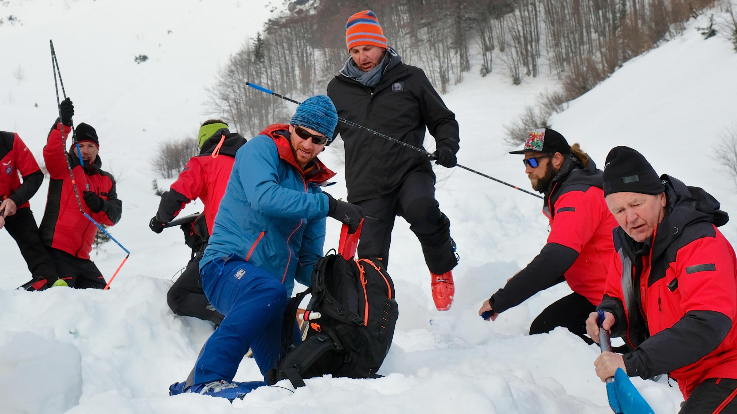 "Der Bergdoktor: Preis des Lebens": Martin (Hans Sigl) und Hans Gruber (Heiko Ruprecht) arbeiten mit dem Team der Bergrettung (Komparsen) eng zusammen, um die unter der Lawinen Begrabenen schnell zu finden. Sie bereiten ihre Ausrüstung für die Suche vor.
