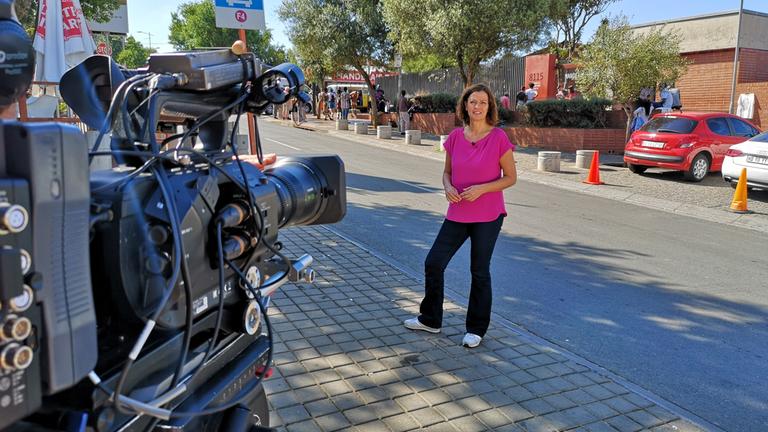 "auslandsjournal spezial: Südafrika zwischen Zauber und Zerrissenheit": Antje Pieper steht auf der Vilakazi Street in Soweto.