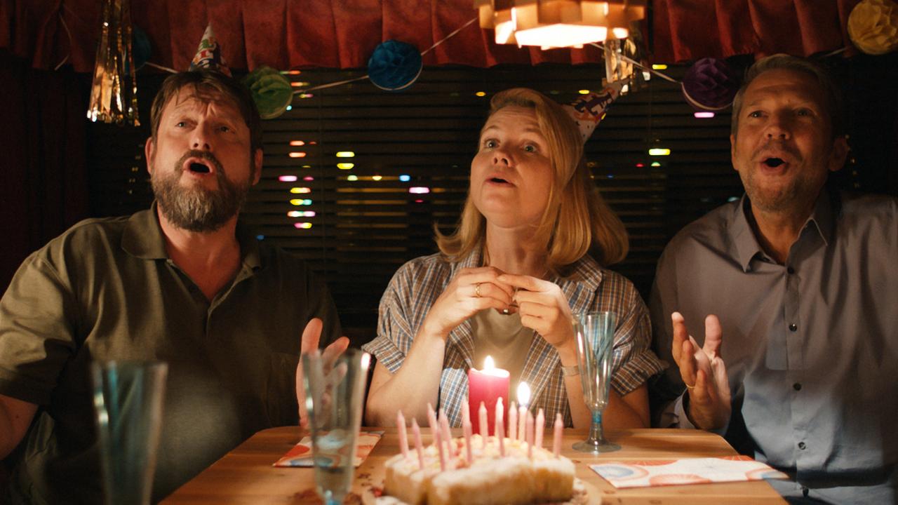 "Lucky Loser": Mike (Peter Trabner) singt mit Claudia (Annette Frier) und Thomas (Kai Wiesinger) im dekorierten Wohnwagen ein Geburtstagsständchen.