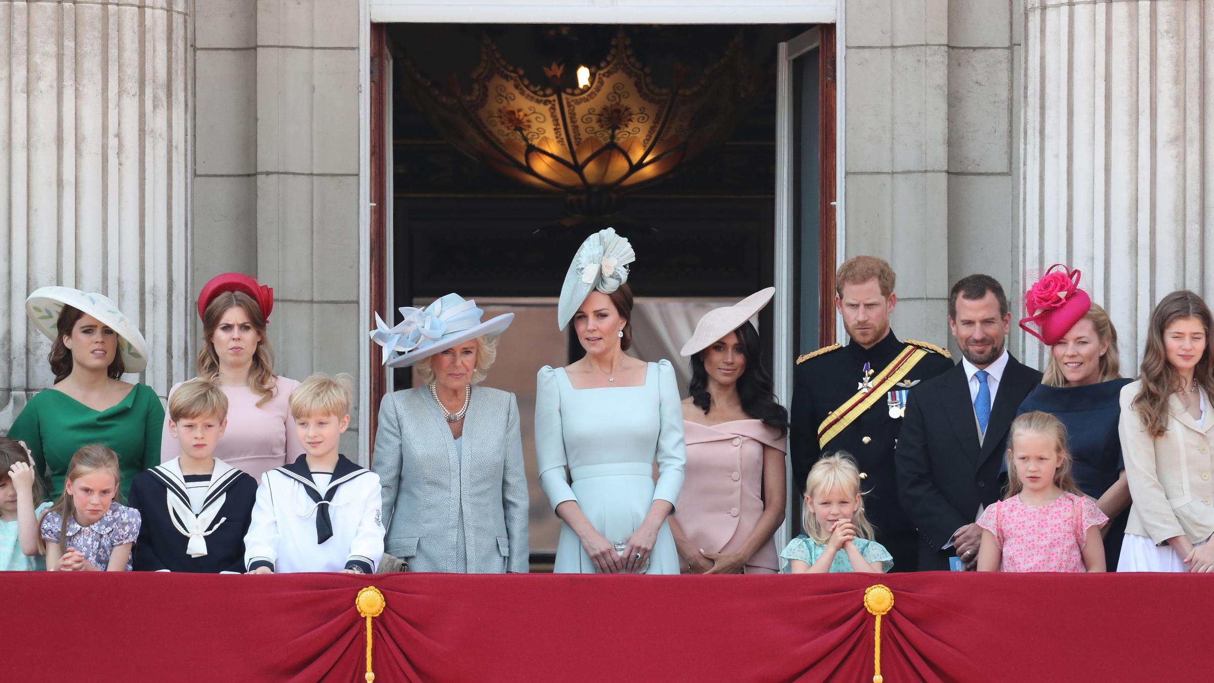 "ZDFzeit: Camilla, Kate und Meghan - drei Herzoginnen für die Krone": Das Bild zeigt Camilla, Kate und Meghan umgeben von Mitgliedern der königlichen Familie auf dem Balkon des Buckingham-Palastes.