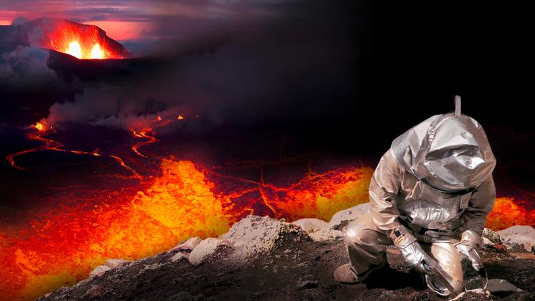 "Terra X - Planet der Vulkane": Montage: Ein Wissenschaftler in einem silbernen Schutzanzug untersucht Lava-Gestein. Im Hintergrund ein feuerroter Lava-See.