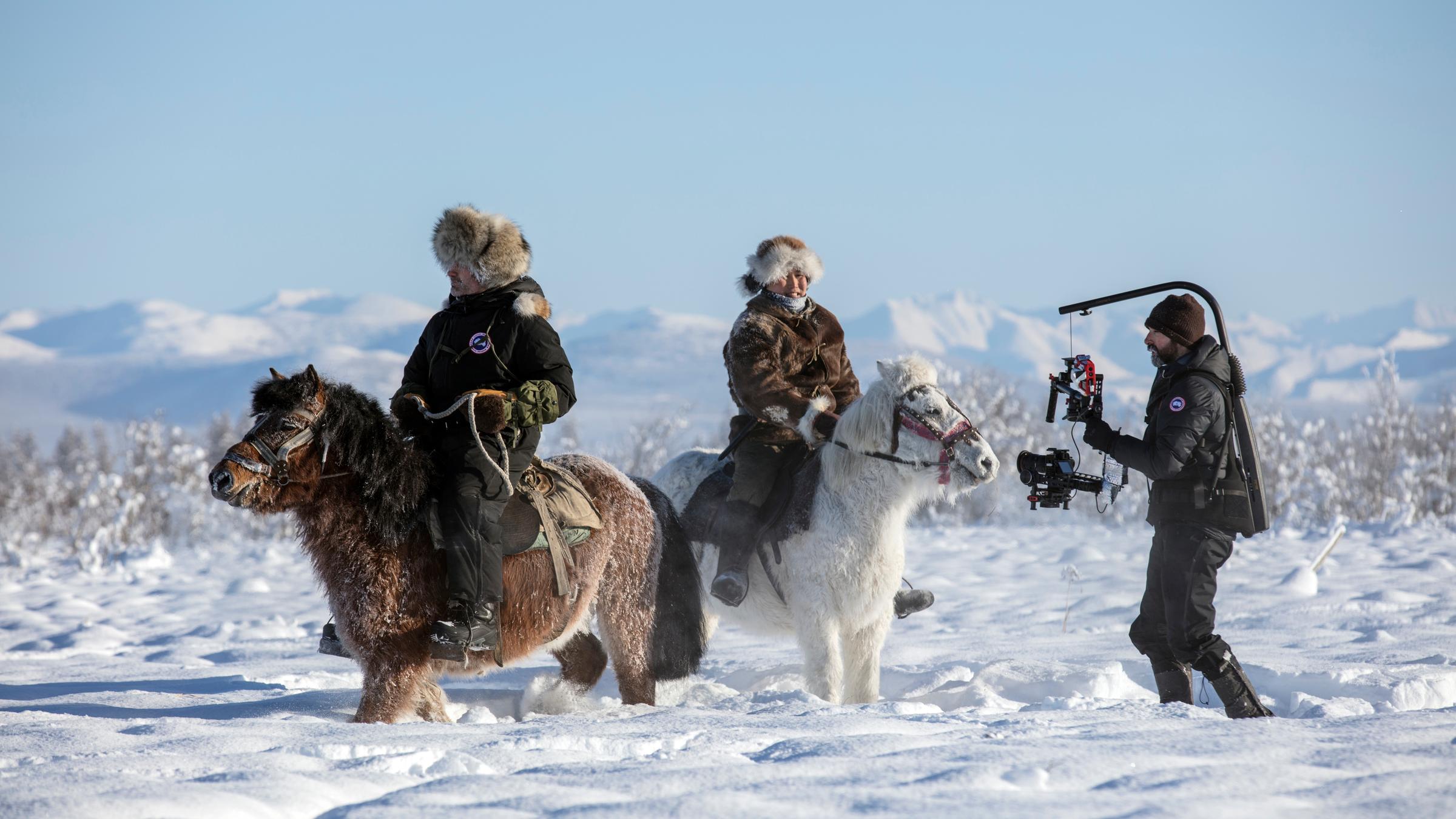 "Terra X: Equus - Die Geschichte von Mensch und Pferd": Zwei Reiter und eine weitere Person im Schnee bei minus 52 Grad.