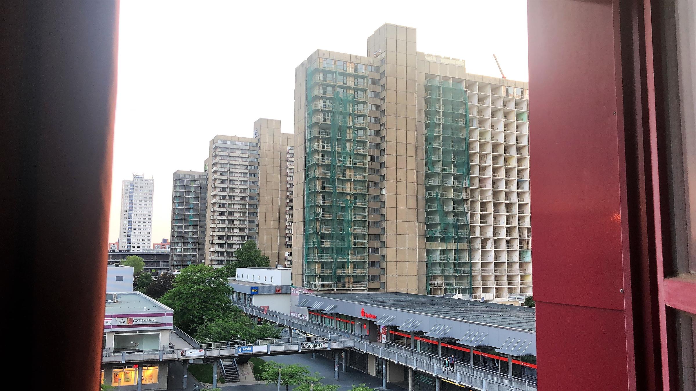 "ZDFzoom: Arme Kindheit in Deutschland": Blick aus einem Fenster auf Hochhäuser.