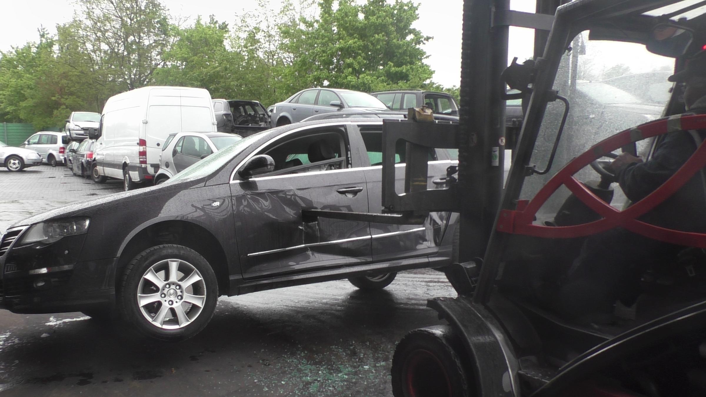 "Ausgedieselt - Auto-Deutschland in der Krise?": Ein Gabelstapler spießt einen Pkw auf.