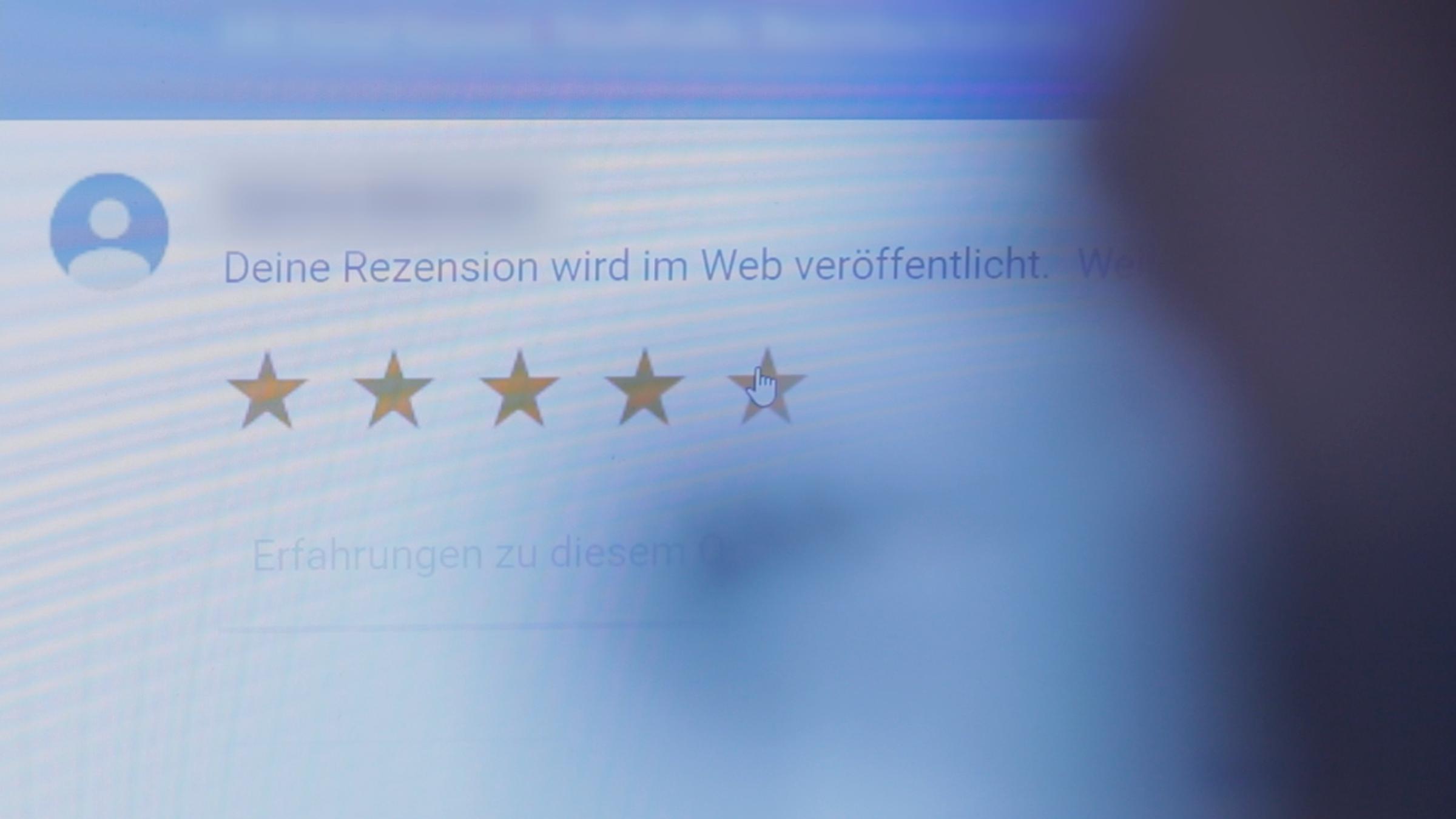 "Gekaufte Sterne - Das Geschäft mit den Internetbewertungen": Vier-Sterne-Rezension auf einem Bewertungsportal.