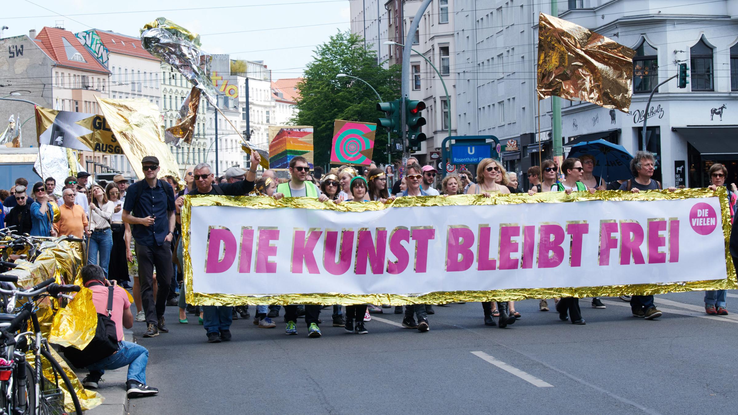 "Kulturkampf von rechts": Demonstranten mit Plakat „Die Kunst bleibt frei“
