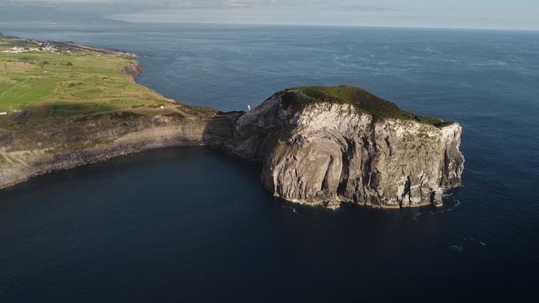 "Die Azoren - Inselparadies im Atlantik": Klippe an Meeresküste.