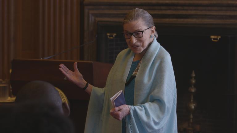 "RGB – Ein Leben für die Gerechtigkeit": Richterin Ruth Bader Ginsburg spricht zu einer Gruppe.