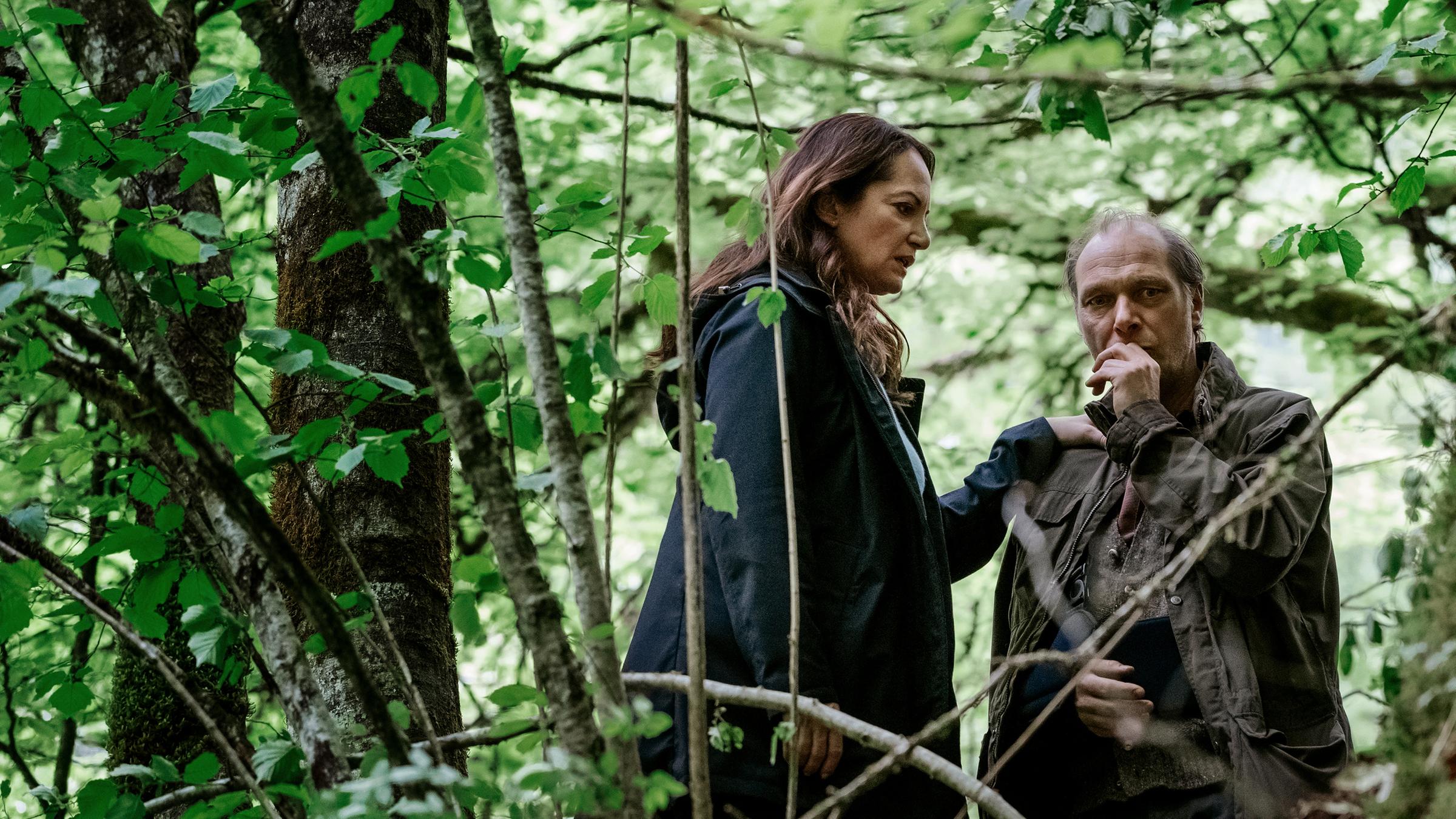 "Unter anderen Umständen - Im finsteren Tal": Jana Winter (Natalia Wörner) und Brauner (Martin Brambach) stehen im Wald und betrachten konzentriert etwas, das Winter in der Hand hält.