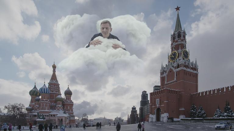 "ZDFzeit: Ziemlich beste Nachbarn - mit Michael Kessler: Wir und die Russen": Animation: Michael Kessler inmitten eines Wolkenhaufens blickt auf die Basilius-Kathedrale, den Roten Platz und den Kreml