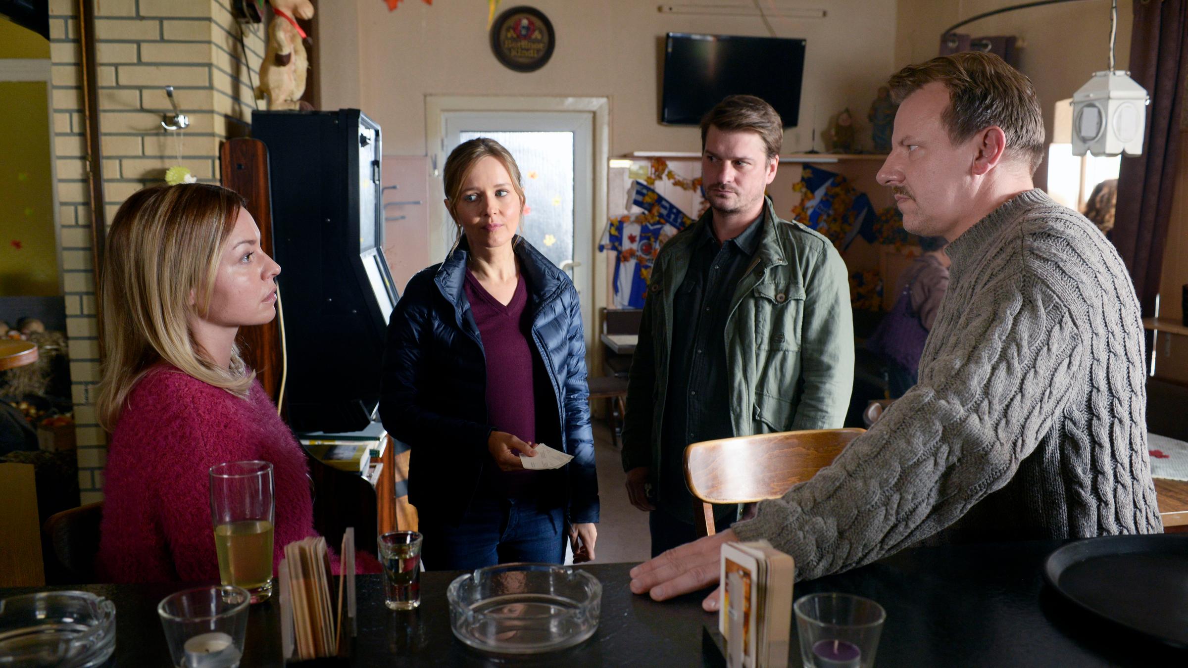 “Ein starkes Team - Erntedank“: Olga (Karolina Lodyga), Roland (Ronald Kukulies), Linett (Stefanie Stappenbeck) und Sebastian (Matthi Faust) stehen in einem Wirtshaus und schauen sich alle gegenseitig an.