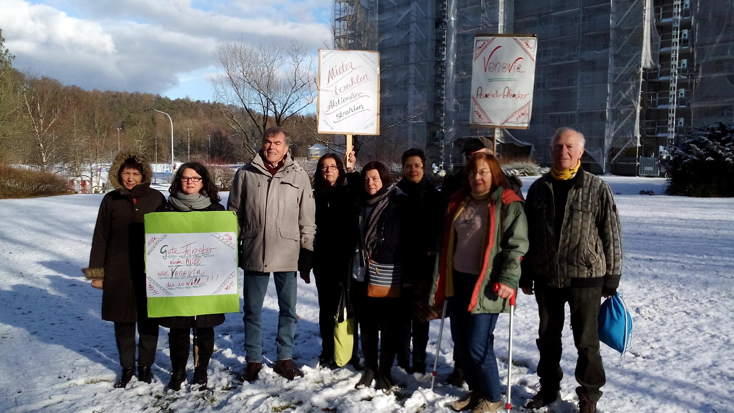 "ZDF.reportage Wohnstress - Mieterangst": Mitglieder der Mieterinitiative stehen mit Plakaten vor den Häusern in Konstanz, Schwaketenstrasse. Seit Monaten wehren sich die Mieter gegen Vonovia.