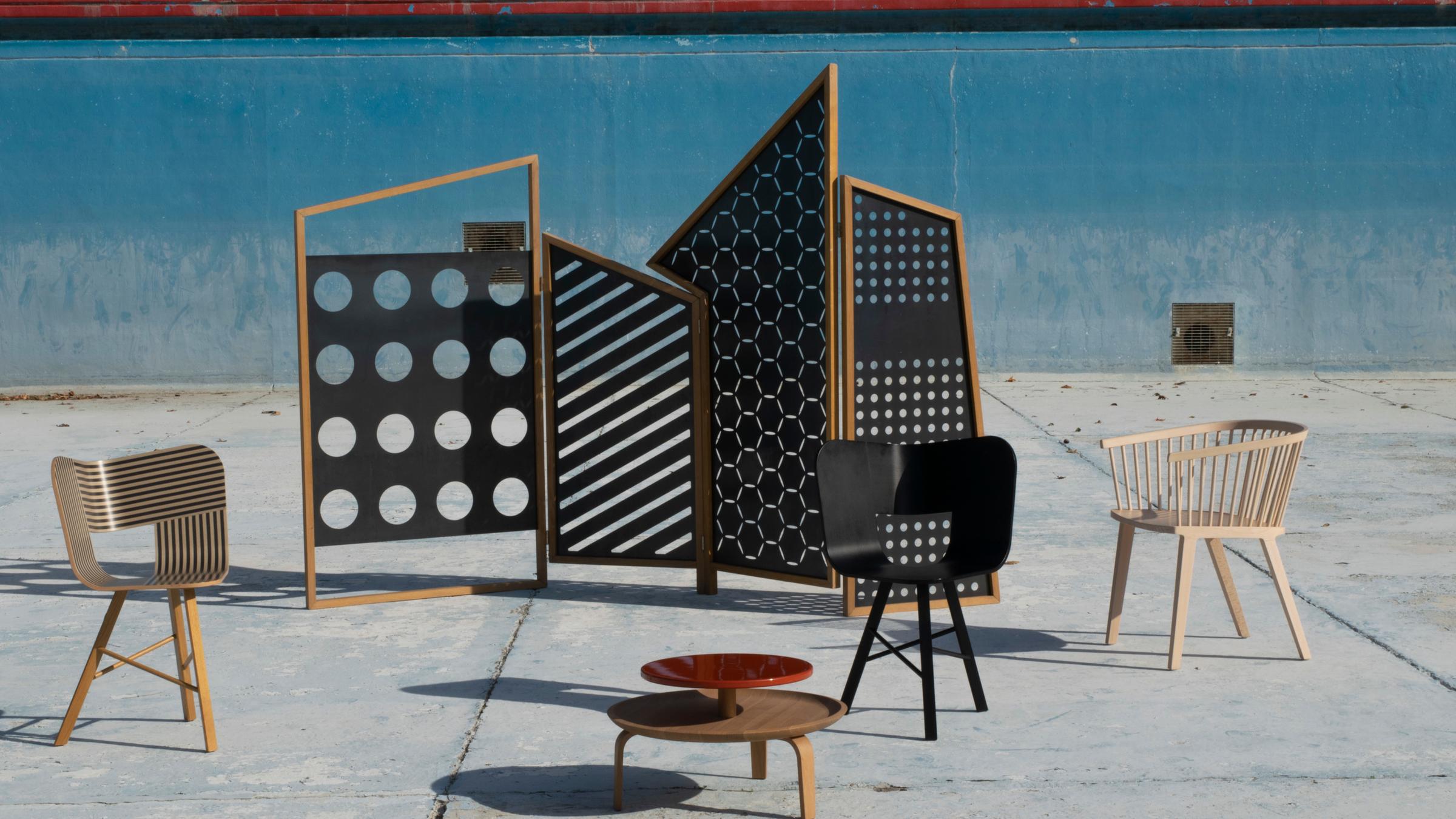 "Raumwelten - Catharina Lorenz und Steffen Kaz, Möbeldesigner": In einem leeren Schwimmbecken stehen ein Paravent, drei Stühle und ein Couchtisch.