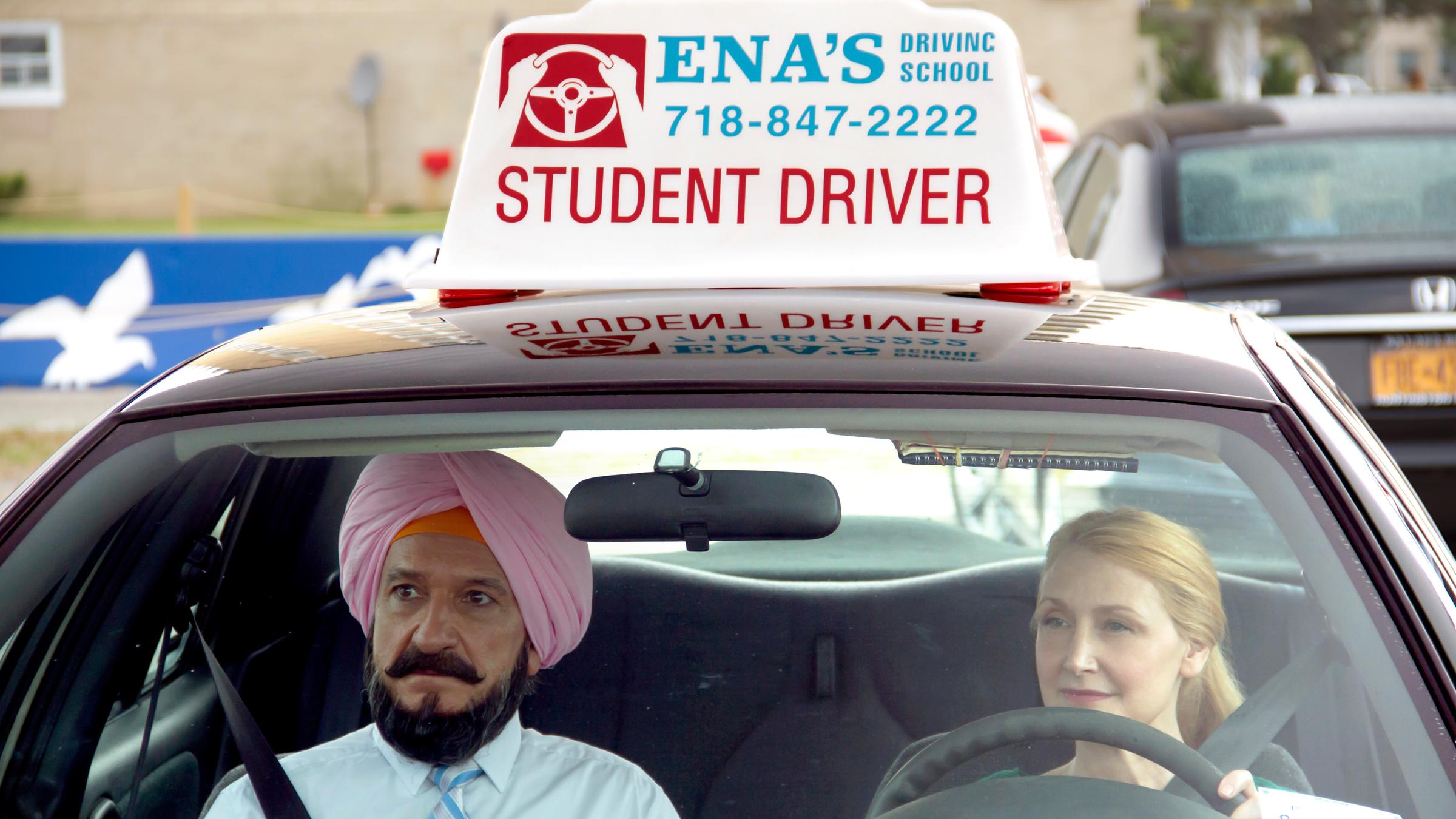 "Learning to Drive - Fahrstunden fürs Leben": Wendy (Patricia Clarkson) und Darwan (Ben Kingsley) sitzen gemeinsam in einem Fahrschul-Auto. Wendy am Steuer, Darwan neben ihr auf dem Beifahrersitz.