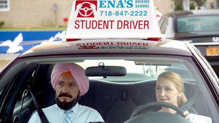 "Learning to Drive - Fahrstunden fürs Leben": Wendy (Patricia Clarkson) und Darwan (Ben Kingsley) sitzen gemeinsam in einem Fahrschul-Auto. Wendy am Steuer, Darwan neben ihr auf dem Beifahrersitz.