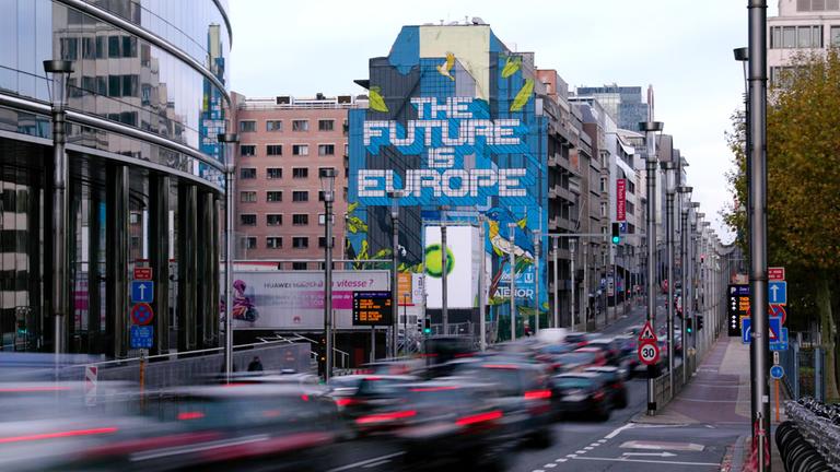 "Die sieben größten Gefahren für die EU": Häuserfassade im Europa-Viertel in Brüssel, an der die Aufschrift "The Future is Europe" angebracht ist.