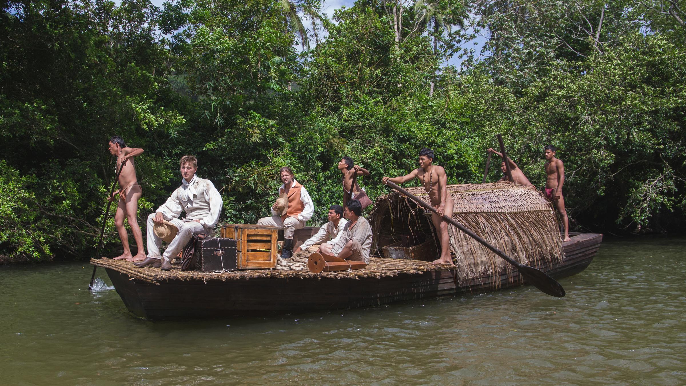 "Terra X - Humboldt und die Neuentdeckung der Natur": Humboldt (Timmi Trinks) und Bonpland (Kornel Doman) fahren mit indigenen Helfern mit einem Boot über den Orinoco.