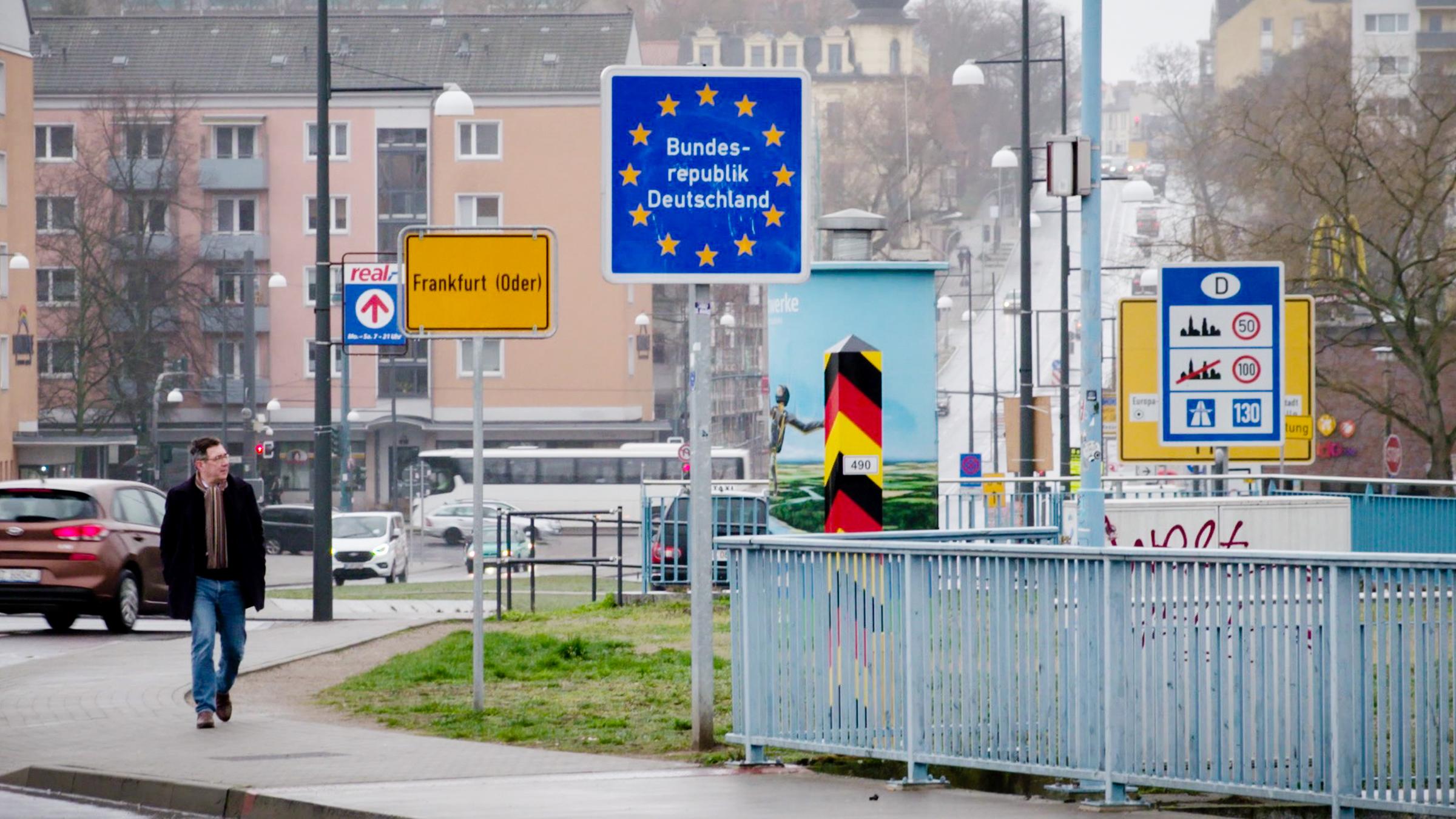 "ZDFzoom: Europa im Umbruch: Was wurde aus Friede, Freude, Götterfunken?": Kersten Schüßler passiert die Grenze zwischen Deutschland und Polen am Ortseingangsschild Frankfurt/Oder.