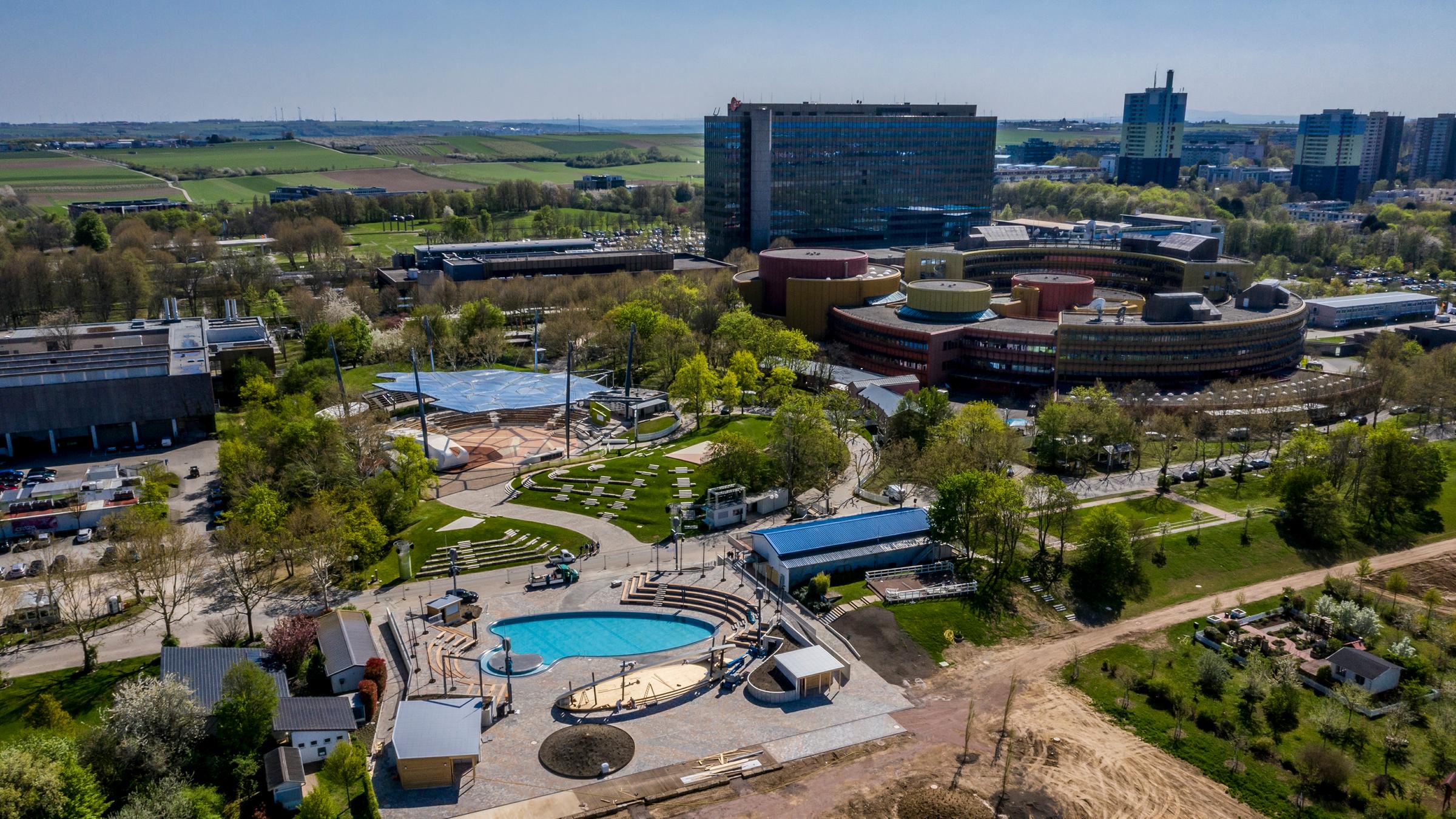 Luftaufnahme ZDF-Fernsehgartengelände mit neuem Fernsehgarten-Pool im Vordergrund.
