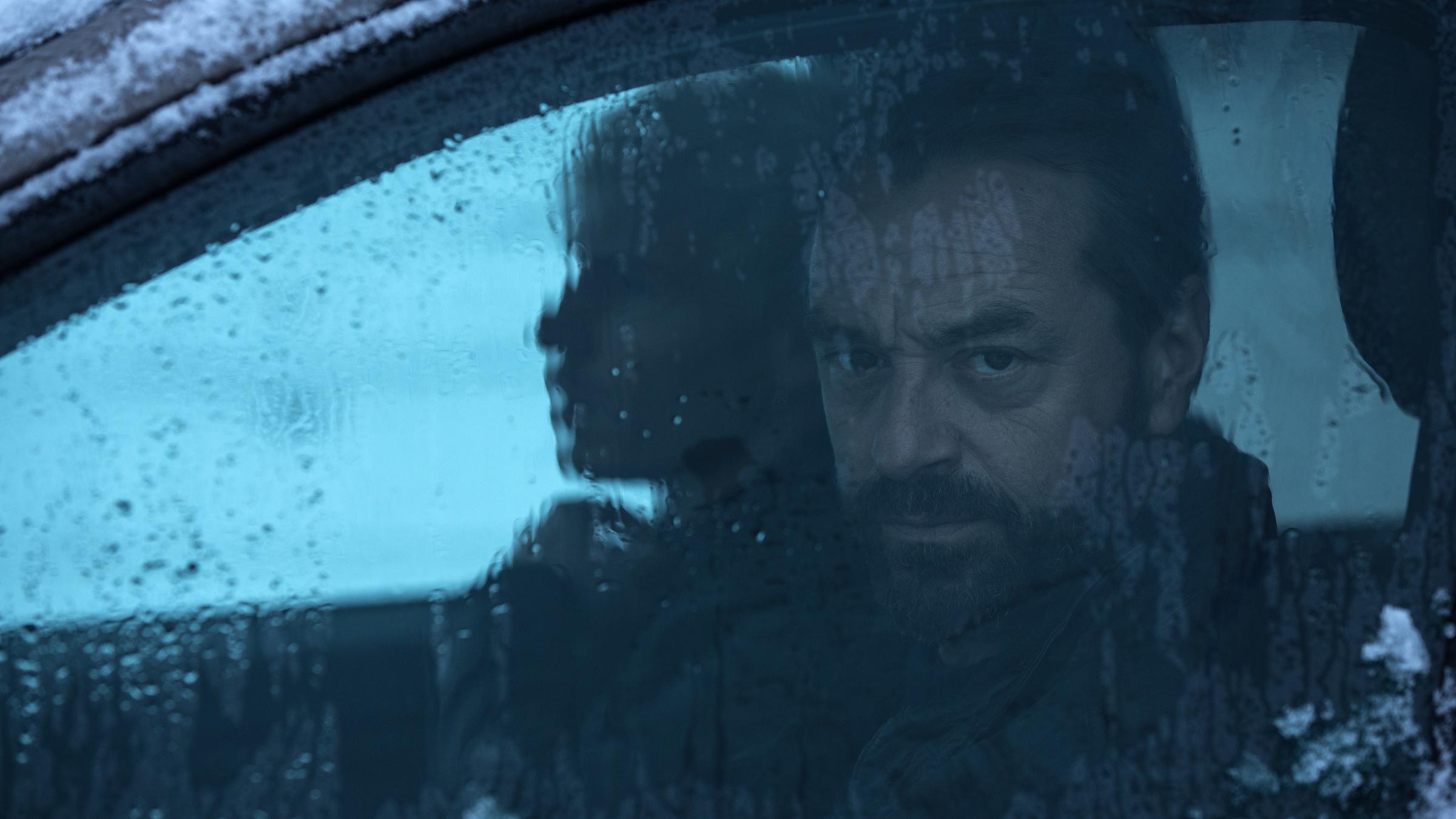 "Undercover (10)": Carlos (Ruben Ochandiano) und Bob Lemmens (Tom Waes) sitzen in einem verschneiten Auto. Bob schaut auf der Fahrerseite aus dem Seitenfenster.