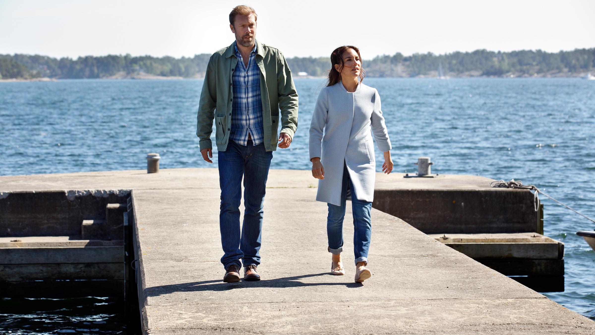"Mord im Mittsommer - Gewissenlos": Thomas (Jakob Cedergren) und Nora (Alexandra Rapaport) laufen über einen betonierten Bootsanleger.