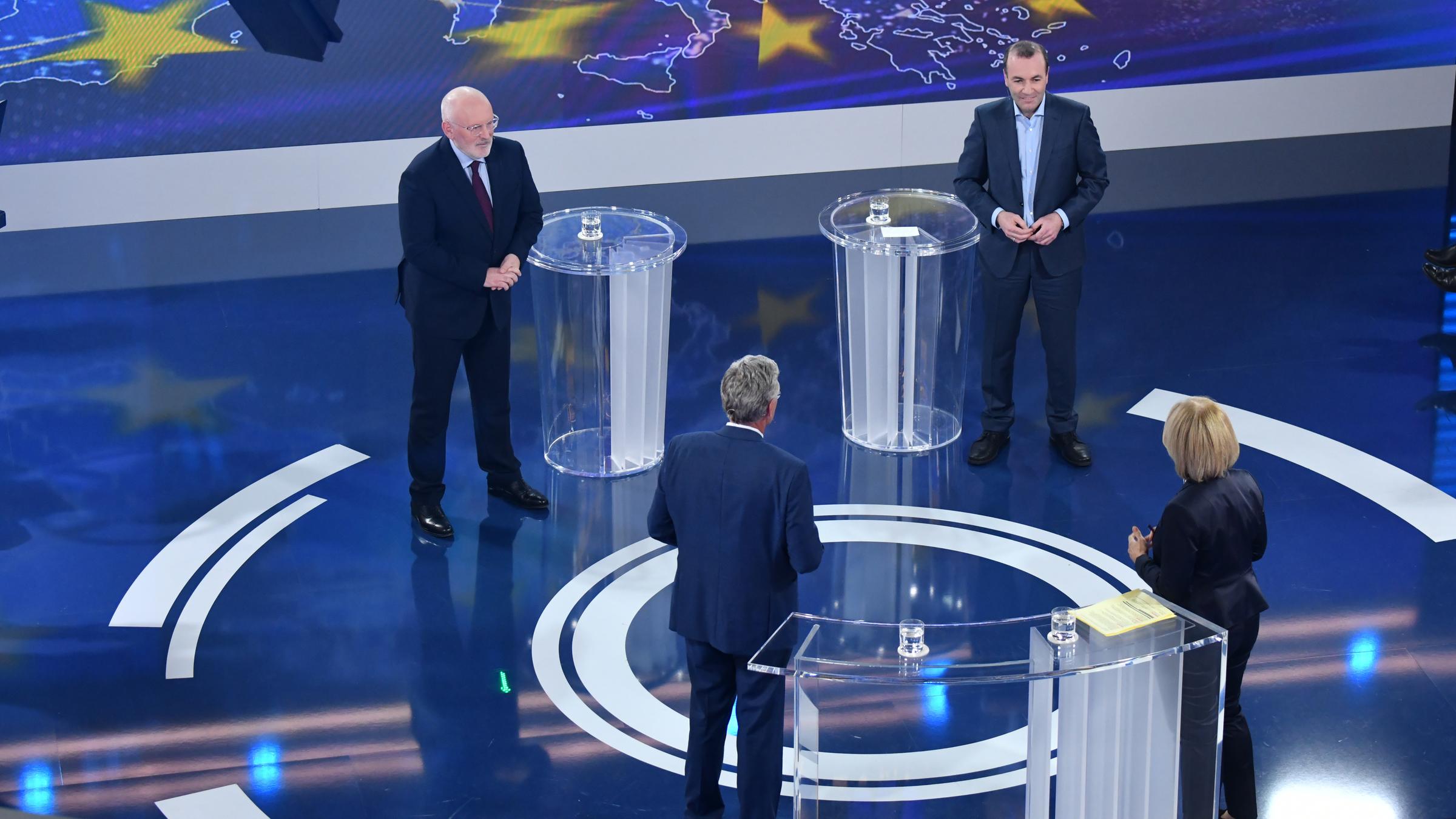 "Das #tvDuell zur Europawahl": Stehen nebeneinander und lächeln in die Kamera: Frans Timmermans, Peter Frey, Manfred Weber, Ingrid Thurnher