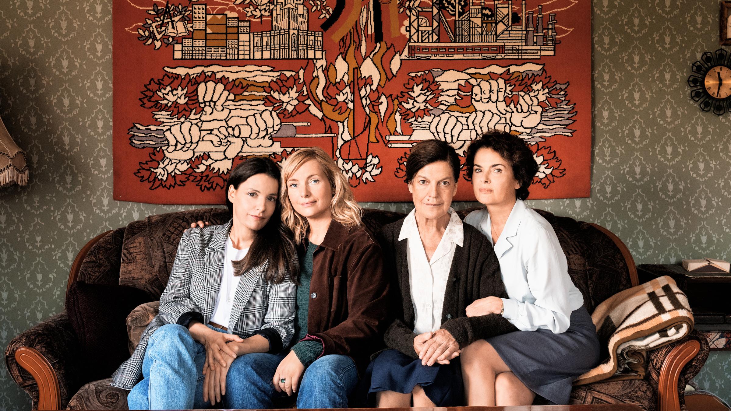 "Preis der Freiheit": Else Bohla (Angela Winkler) sitzt mit ihren Töchtern Ina Winter (Nicolette Krebitz), Lotte Bohla (Nadja Uhl) und Margot Spindler (Barbara Auer) auf einem Sofa vor einem auffälligen, rot gemusterten Wandteppich.